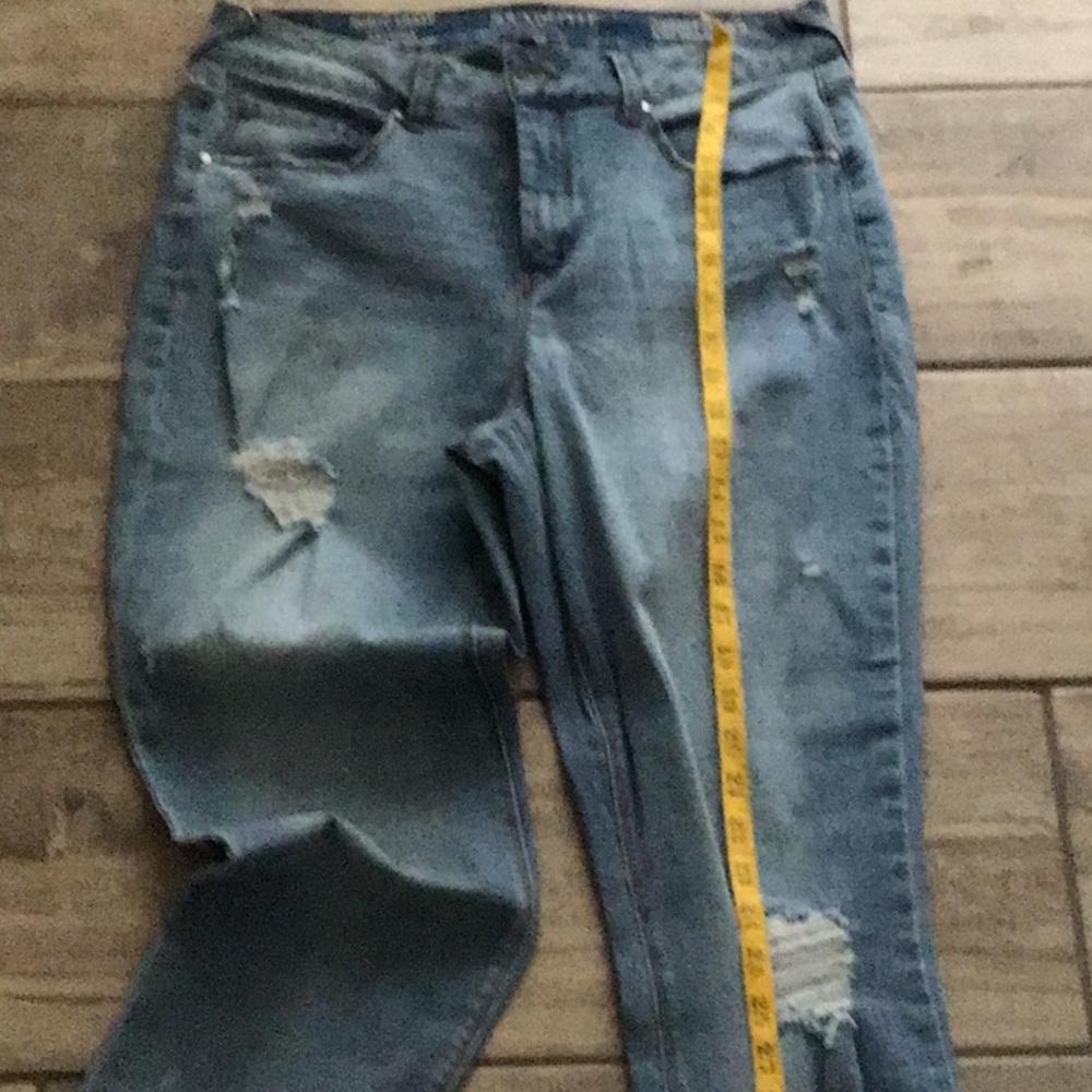 Scrubbed denim Jean skinny slim and sleek